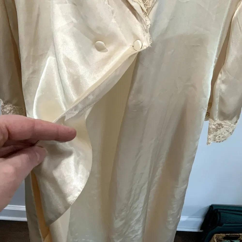 Vintage Victoria Secret Robe in Color Champagne w/Lace Trim Size M/L - Picture 9 of 14